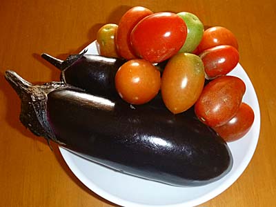 収穫した茄子とミニトマト　６／１５