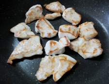 鶏胸肉と銀杏の炒め　調理①