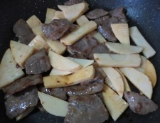 牛肉と春野菜のオイスターソース炒め　調理②