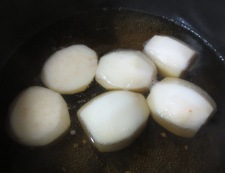 里芋のそぼろ煮　調理①