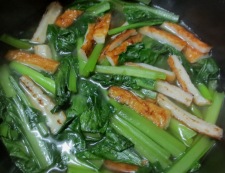 小松菜と竹輪の炊いたん　調理