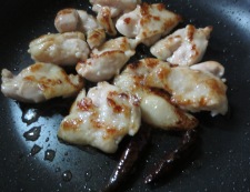 鶏肉とくるみのピリ辛炒め　調理②