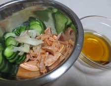 塩鮭ときゅうりの酢の物　調理