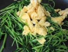 豆苗と炒り卵のソテー　調理②