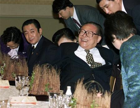 1998年11月25日、元赤坂の迎賓館で開かれた非公式夕食会で、ご満悦の表情を浮かべる江沢民