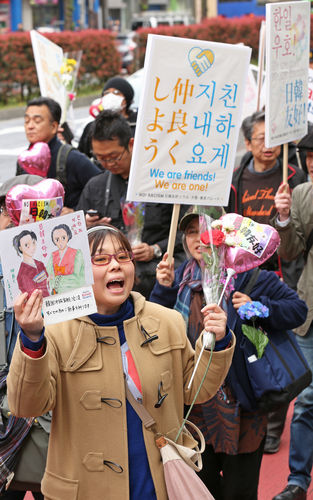 ハングルのプラカードを持って、日本人差別反対デモ（在日特権反対デモ）を妨害