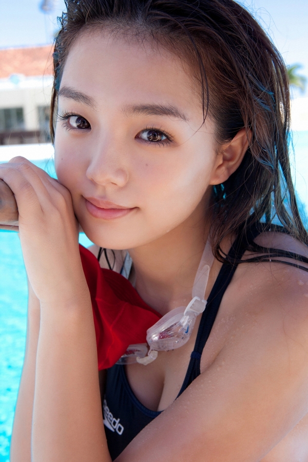篠崎愛 巨乳おっぱいで競泳水着がパンパンなグラビアアイドル画像01.jpg