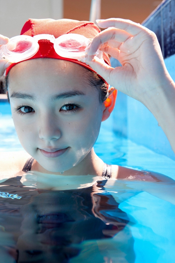 篠崎愛 巨乳おっぱいで競泳水着がパンパンなグラビアアイドル画像32.jpg