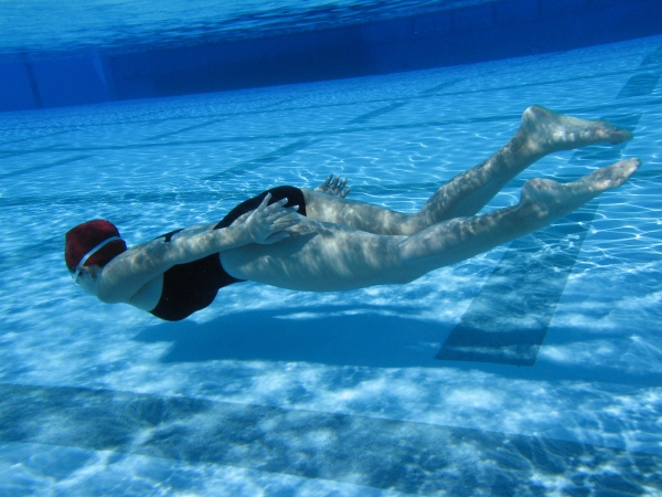 篠崎愛 巨乳おっぱいで競泳水着がパンパンなグラビアアイドル画像36.jpg