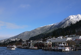 晴れ間が出た時の雪景色　桟橋の風景