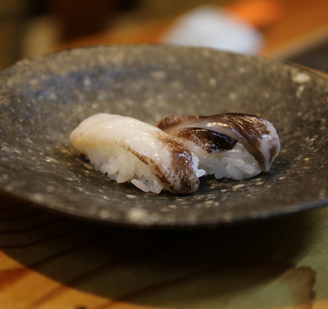 トリガイの握り 鳥貝 生と茹での味わいはそれぞれに魅力があるんです 寿司屋のおかみさん小話