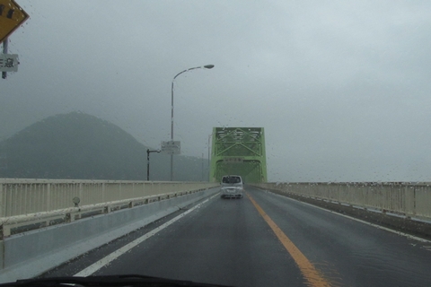 大島大橋を渡る