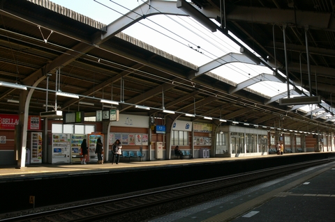 姫島駅のホームで５５１