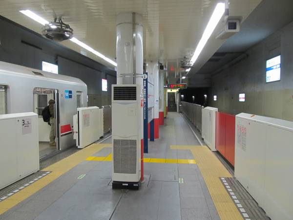 中野坂上駅側も1両分ほど余裕がある。