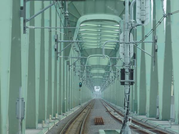 新橋梁の入口には下り線の取手駅第一場内信号機が設置済。