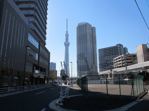 駅前広場の予定地から見た東京スカイツリー