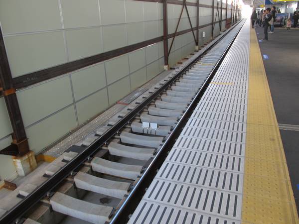 駅構内の線路はD型直結軌道が採用されている。
