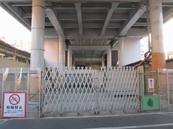 梅屋敷駅の旧地上線路跡では中2回から地上に降りる階段やエスカレータの設置作業が行われている。