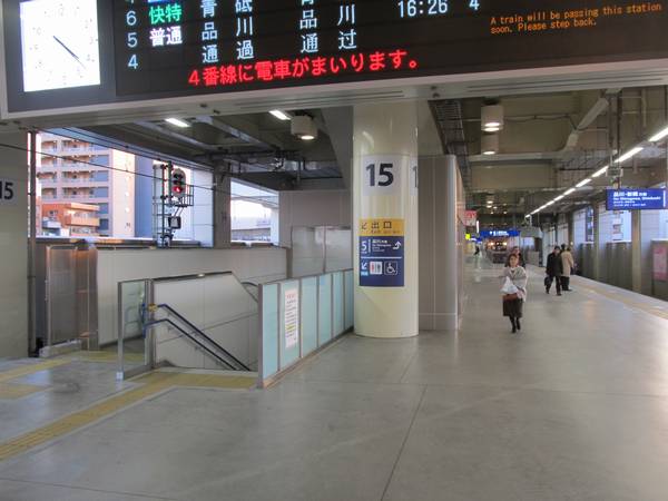 2階4番線ホーム横浜方の端に新設された階段とエスカレータ。その奥には空調付き待合室。