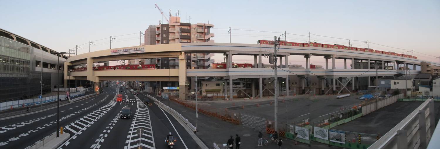 京急蒲田駅を発車して羽田空港へ向かう電車。羽田空港の拡張に備え、2012年に重層高架化された。