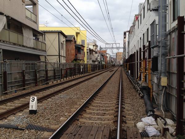 同じ踏切から大鳥居駅方向を見る。高架化工事中に設置されていたシーサスは撤去された。