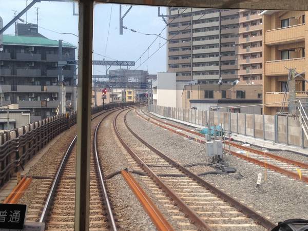 同じ場所の2014年6月22日の様子（上り列車前面展望）。本設下り線の軌道敷設が進んでいる。