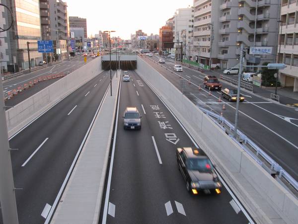 京急蒲田駅の高架化と並行して行われていた第一京浜と環状8号線の立体交差化も2012年12月に完成を迎えた。