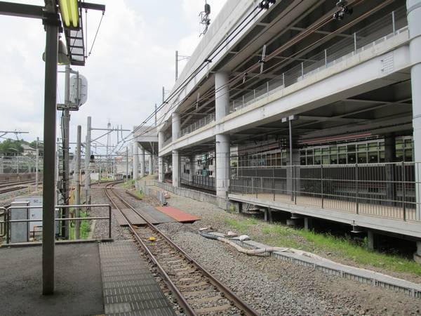 取手方のホーム端付近もケーブルトラフが京成線側に移設され、線路の移設スペースができ上がった。