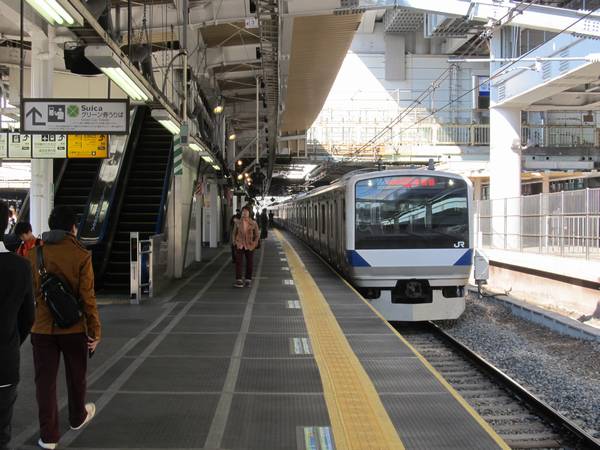 上野方から3番線に到着する上り列車を見る。新上り線は跨線橋の支柱の跡に敷設された。