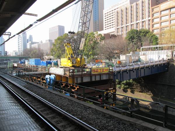 JR御茶ノ水駅脇に設置された改良工事用の仮設桟橋