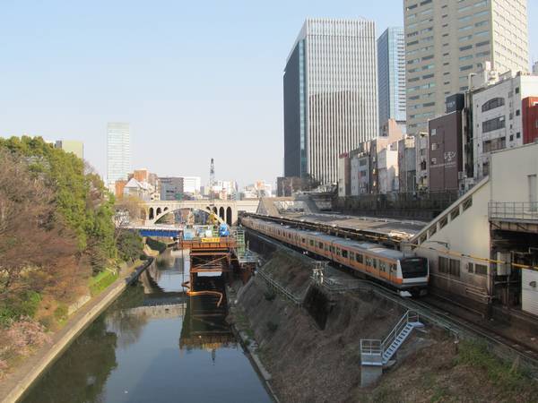 お茶の水橋から見た神田川とJR御茶ノ水駅