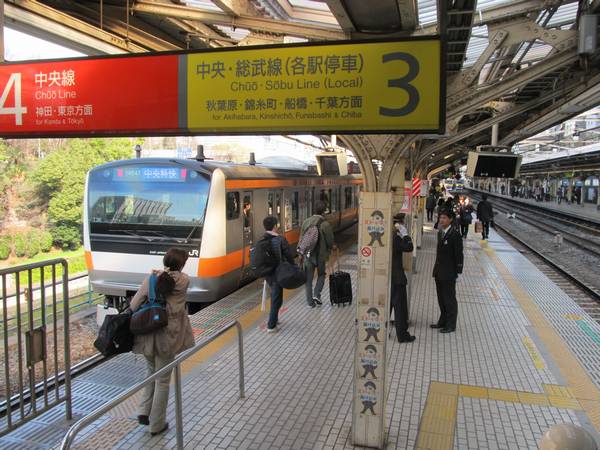 JR御茶ノ水駅のホーム。快速線と緩行線が方向別になっており、通常数分の待ち時間で乗換可能。