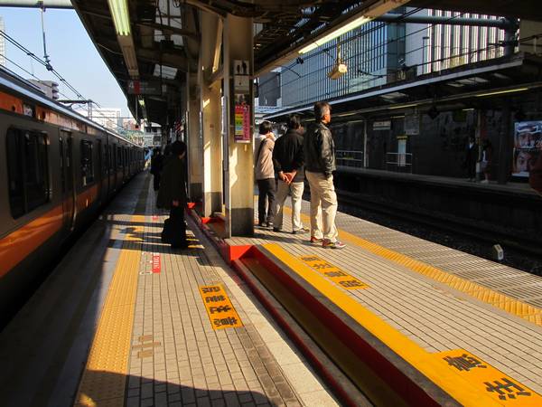 列車の長編成化に伴い、東京方は立体交差の途中にホームが造られており、両側で段差がある。