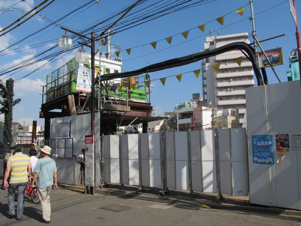 解体された下北沢駅橋上駅舎の跡地。