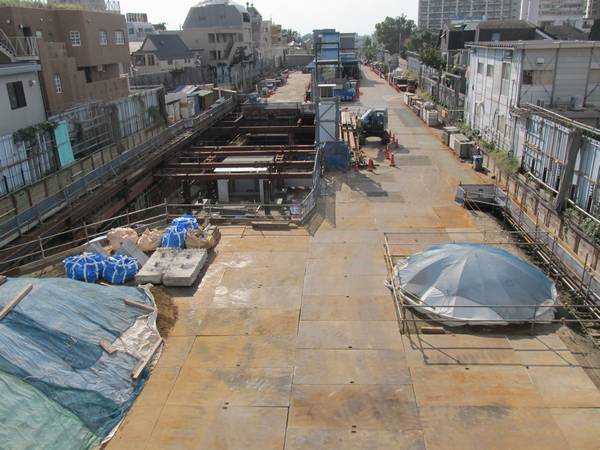 新宿寄りの歩道橋から旧地上ホーム跡を見る。トンネルの一部はまだ埋め戻しの最中。