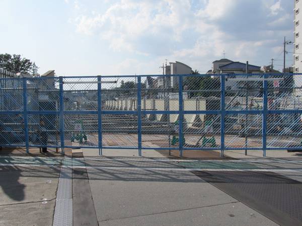 旧世田谷代田1号踏切から梅ヶ丘駅方向を見る。手前の橋桁は環状7号線の上に架かっていたもので2014年1月に撤去された。フェンスの向こうに地上に出てきた線路が見える。