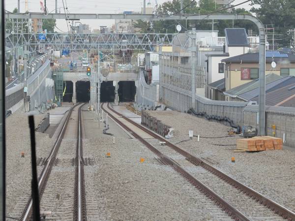 梅ヶ丘→世田谷代田の上り列車の前眼展望。両側にあった地上の線路は撤去された。