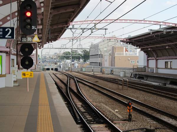 梅ヶ丘駅のホーム端から世田谷代田駅方向を見る。