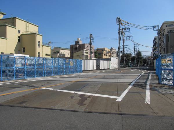 東北沢駅の新宿寄りを通る都道鮫洲大山線の踏切跡。