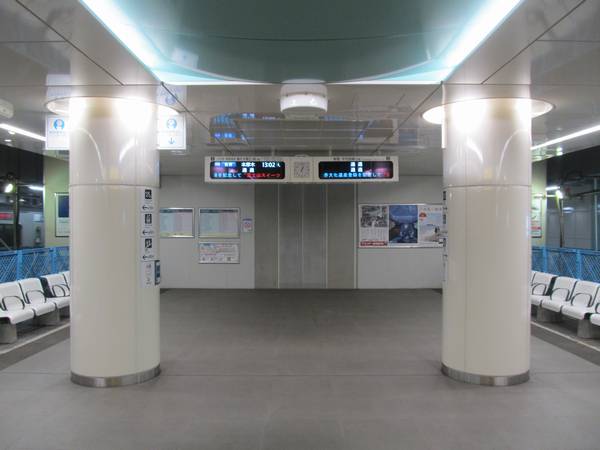 東北沢駅地下ホームの小田原寄り。発車案内板の使用が開始された。