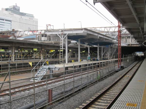 臨時ホーム9・10番線の横浜寄りの端から改築中の7・8番線のホーム端を見る。