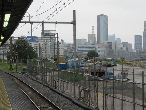 品川駅5・6番線ホームから見た旧田町車両センター跡地。検修庫はほとんどが取り壊された。