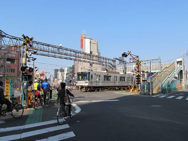 竹ノ塚駅浅草方にある伊勢崎線第37号踏切。10年前に死傷事故が発生した踏切。