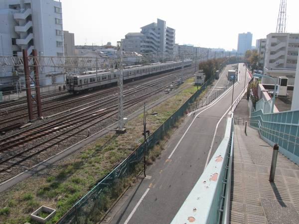 浅草方にある歩道橋から西新井駅方向を見る。画面右端で側道の移設が行われている。