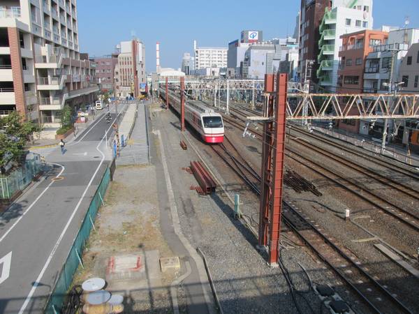 同じ歩道橋から竹ノ塚駅方向を見る。手前にあった保守用側線は撤去された。