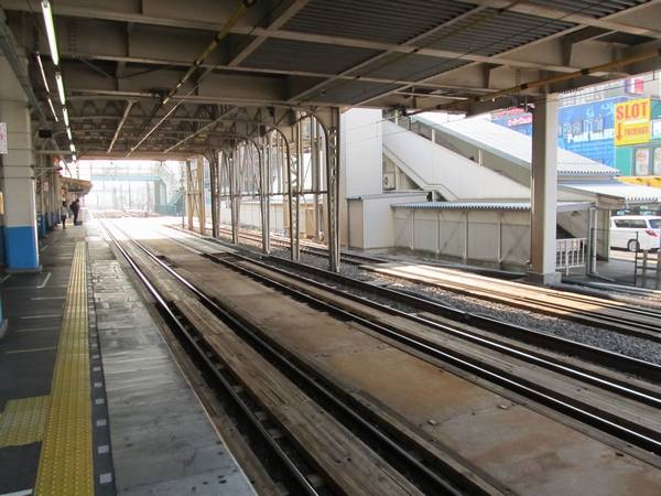 竹ノ塚駅構内の下り線。一面に木材が敷かれたが、線路の撤去や移設はまだ行われていない。