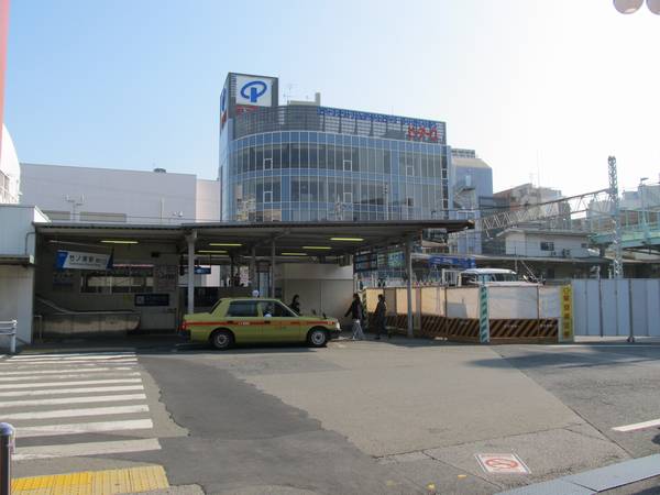 竹ノ塚駅西口。階段の前にあった店舗が取り壊された。