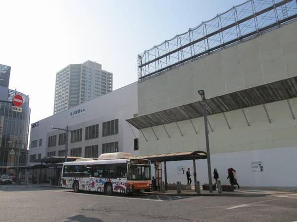 竹ノ塚駅東口の駅ビルはテナントが全て退去しており、北側半分は取り壊しが始まっていた。