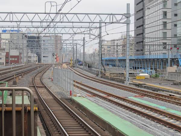 秋葉原駅ホーム上野寄りから見た縦貫線の線路。同様に完成済みとなっている。