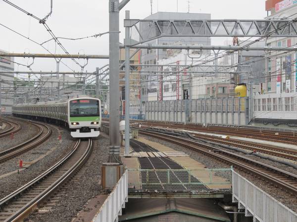 御徒町駅のホーム端から上野駅を見る。